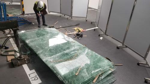 香港致命工業(yè)意外：一工人遭約2噸重玻璃擊中身亡