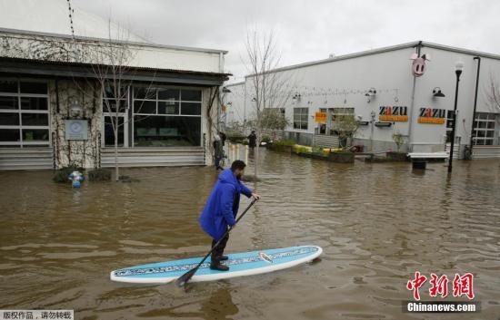 美國(guó)北加州兩鎮(zhèn)被水淹成“孤島” 居民劃皮艇出行
