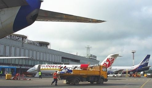 一架客機(jī)在俄圣彼得堡機(jī)場滑出跑道 無人受傷