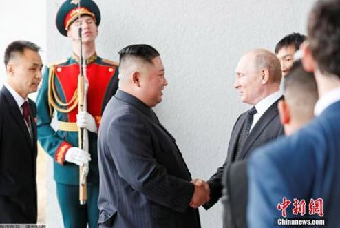 金正恩和普京在俄遠東聯(lián)邦大學首次會晤