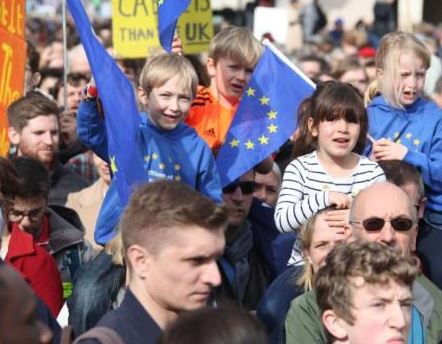 英首相為脫歐協議加入新建議 將第四度闖關議會