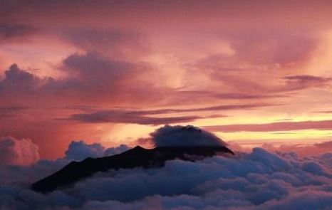 印尼日惹默拉皮火山噴發(fā)火山灰柱 高度達3000米