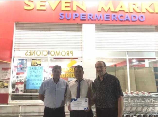 旅阿華人用愛心融入當(dāng)?shù)厣鐣?huì) 獲“慈善家”殊榮