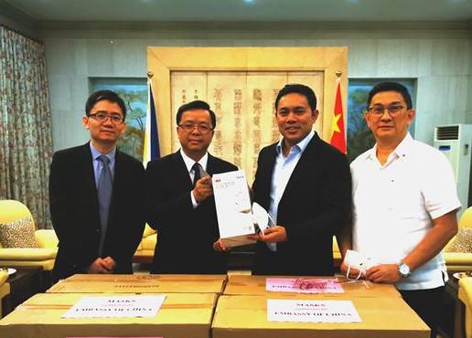中國(guó)萬(wàn)枚口罩援菲火山重災(zāi)區(qū) 災(zāi)民高呼“CHINA”致謝