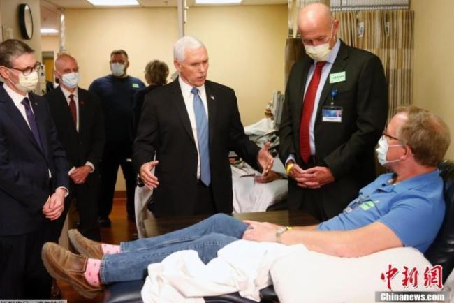 彭斯認錯：在探望病人時應遵守規(guī)定戴口罩