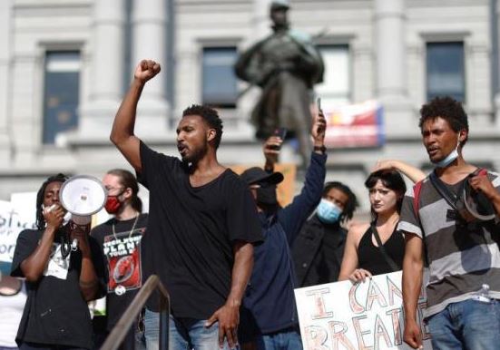 全美30城爆發(fā)示威，白宮前徹夜抗議……