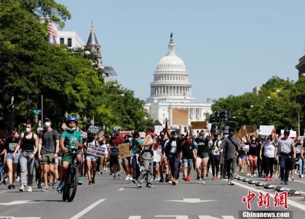 美國西雅圖一車輛闖入抗議人群 致1死1傷