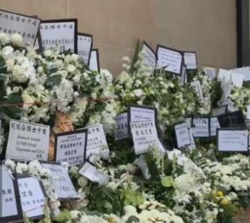 何鴻燊大殮出殯：靈柩上鋪白花 何猷龍捧遺照送別