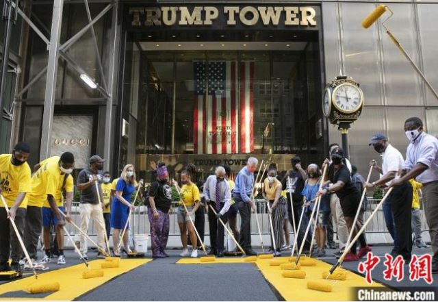 特朗普大廈前遭“動土”紐約市長親自涂反歧視標(biāo)語