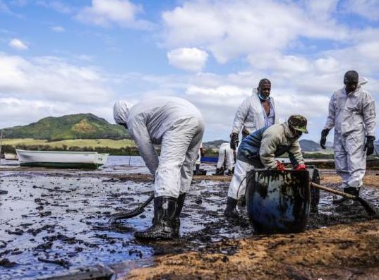 毛里求斯擱淺日本貨輪斷成兩半 殘存燃油恐外泄
