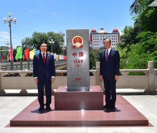 王毅同范平明共同查看中越邊界界碑