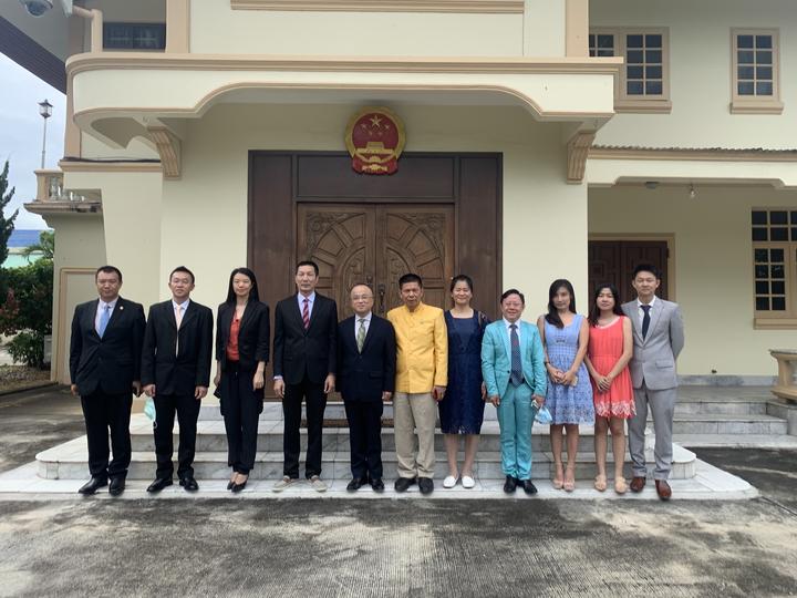泰中僑商聯(lián)合會會長鄺錦榮、副會長羅正豪拜訪清邁總領(lǐng)事吳志武閣下