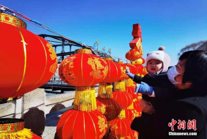 寫(xiě)春聯(lián)、包餃子、掛燈籠……中國(guó)各地“原年人”就地過(guò)年年味不減