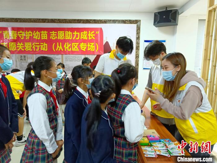 穗港澳臺僑青年志愿者攜手關(guān)愛鄉(xiāng)村青少年