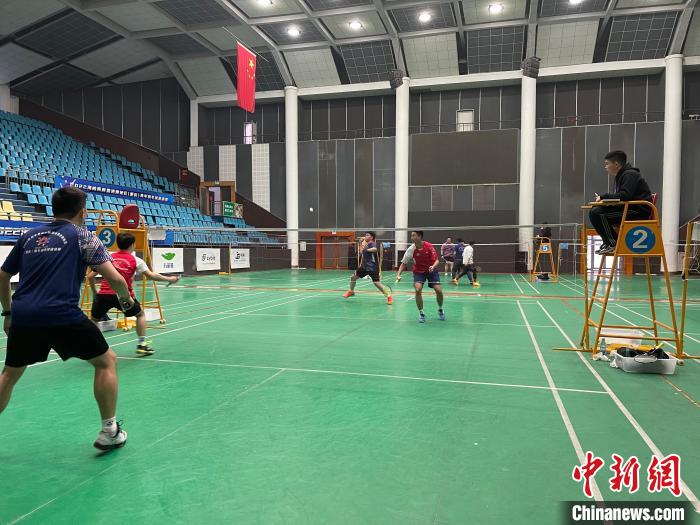 海峽兩岸暨港澳地區(qū)青年羽毛球邀請賽在渝開賽