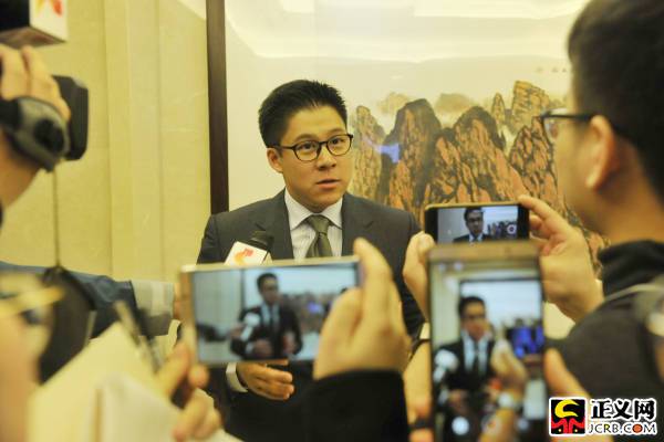 特寫：鞠躬，為了特別的感謝