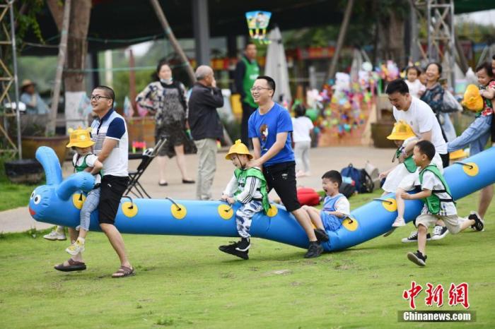 “六一”兒童節(jié)，大朋友們紛紛為自己的快樂“買單”