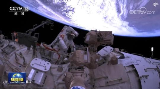 神舟十五號航天員乘組圓滿完成首次出艙活動