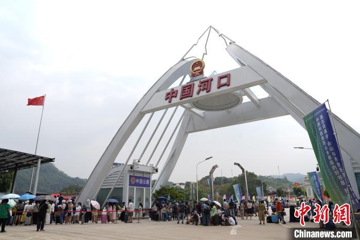 “五一”首日云南多個(gè)口岸迎出入境客流高峰