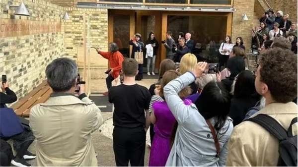 對話老子、霍金、拜倫、華茲華斯、徐志摩，“亂書”與科學在劍橋相遇