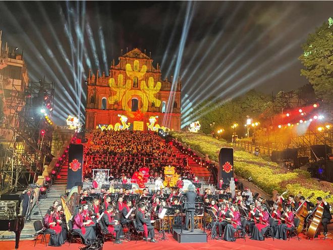 中國龍年春節(jié)在“村晚”、燈會中熱鬧開場