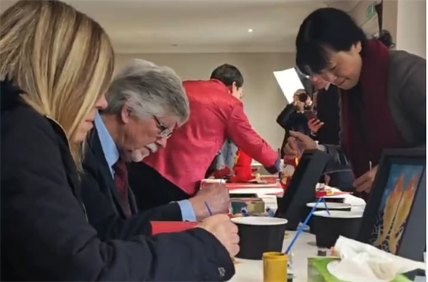 82年后，戰(zhàn)俘的后代在英國相聚