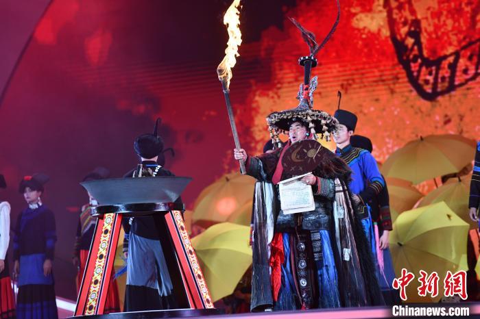 四川涼山民眾盛裝迎接火把節(jié)