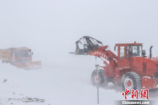 駐藏武警某部交通三支隊雪中“鏖戰(zhàn)”搶通新藏線