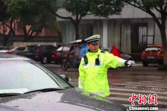 “熱心路人”冒雨指揮交通？ 原是便衣交警“犯職業(yè)病”