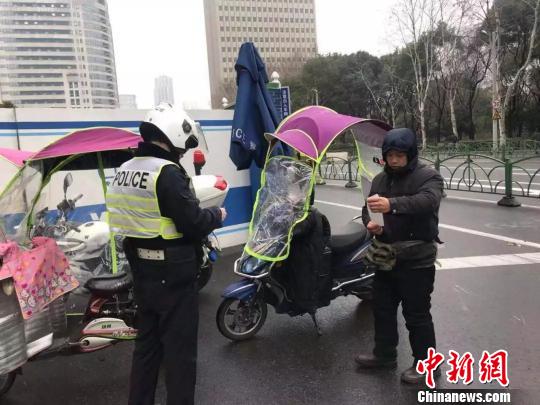上海警方加大對非機(jī)動車非法安裝車篷的整治力度