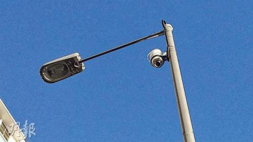 燈柱上裝有閉路電視攝影機。圖片來源：香港《明報》/岑詠欣 攝
