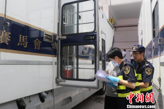 24匹香港賽馬會賽馬經(jīng)深圳皇崗口岸入境 黃澤清 攝 24匹香港賽馬會賽馬經(jīng)深圳皇崗口岸入境 黃澤清 攝