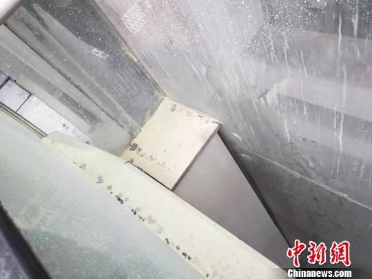 圖為：杭州火車東站一電梯冒濃煙，消防現(xiàn)場救援?！垏[濤 攝