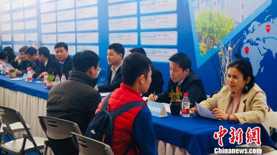 廣西2019年春季全區(qū)人才交流大會現(xiàn)場?！∮峋?攝