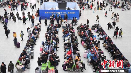 圖為杭州東站?！堨蠚g 攝