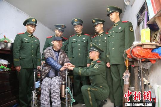 戰(zhàn)士和老人一起談話聊天，噓寒問(wèn)暖 溫州武警供圖 攝