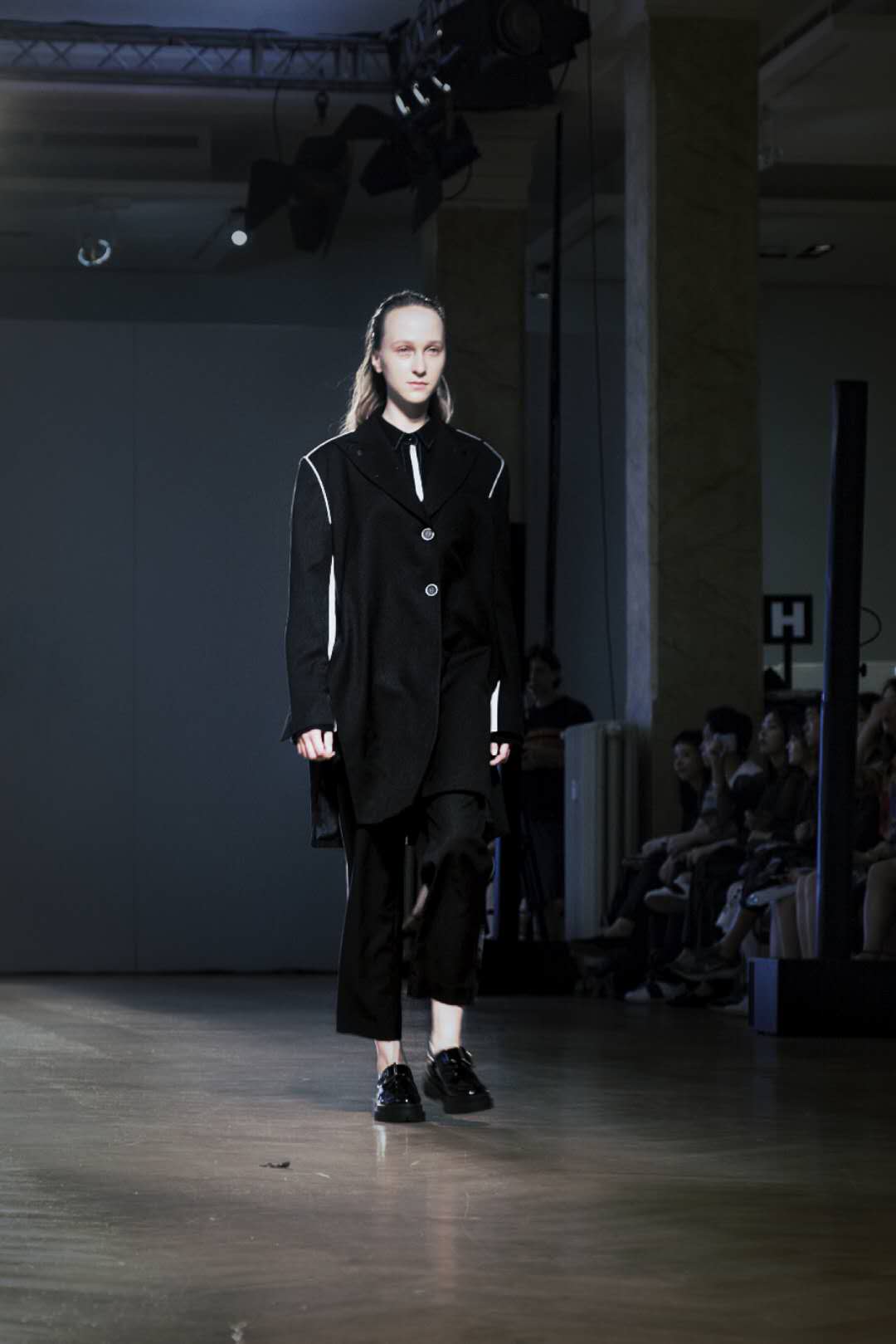 “摩登圣人”降世米蘭 重慶獨(dú)立設(shè)計(jì)師品牌SHUR RUITZ米蘭時(shí)裝周首秀 ...