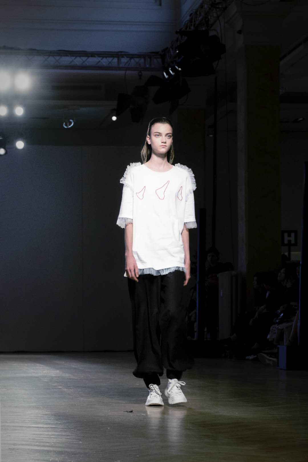 “摩登圣人”降世米蘭 重慶獨(dú)立設(shè)計(jì)師品牌SHUR RUITZ米蘭時(shí)裝周首秀 ...