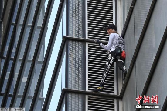 25年徒手征服130座高樓！法“蜘蛛俠”再爬百米大廈