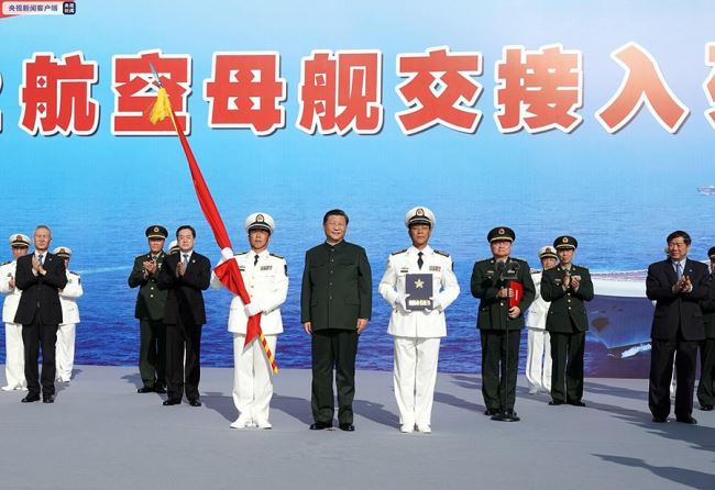 中國第一艘國產(chǎn)航空母艦交付海軍