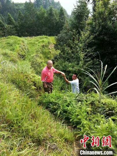 張志民與村民一起尋找水源地。 受訪者供圖