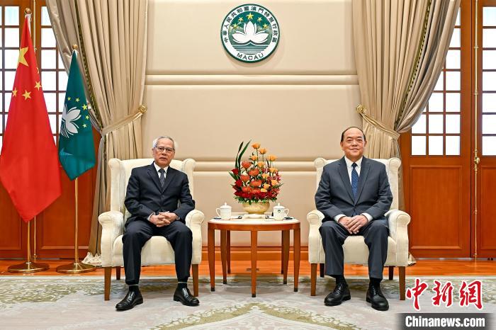 賀一誠(chéng)與澳門(mén)特區(qū)第六任行政長(zhǎng)官候任人岑浩輝會(huì)面