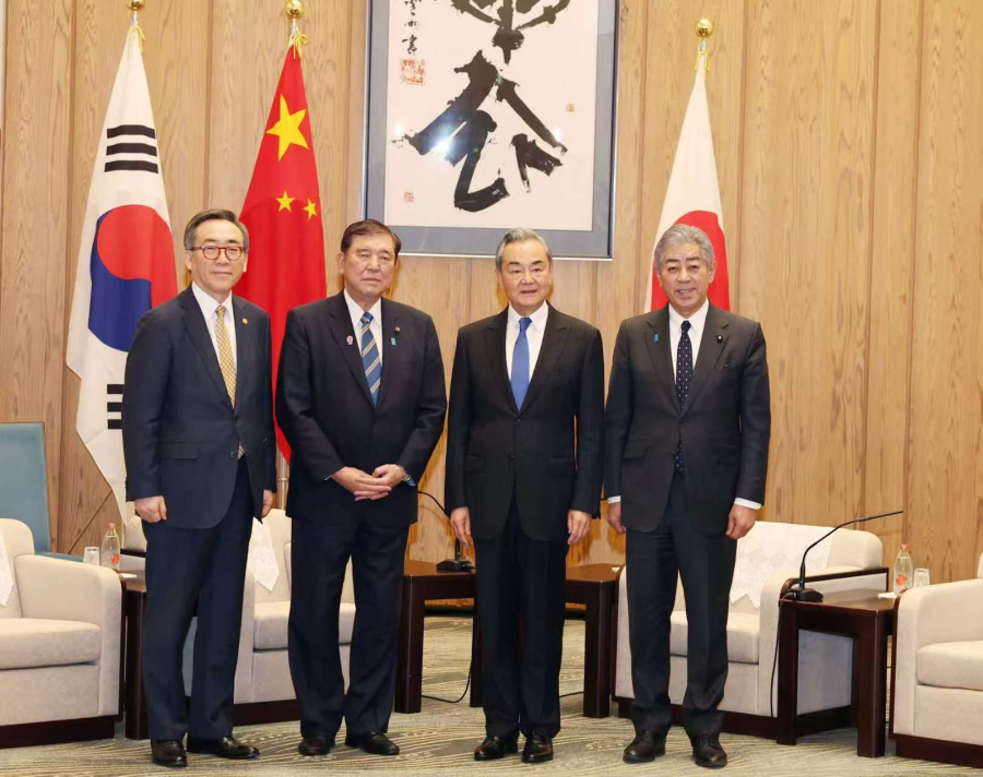 王毅：中日韓三方合作，“遠(yuǎn)親不如近鄰”