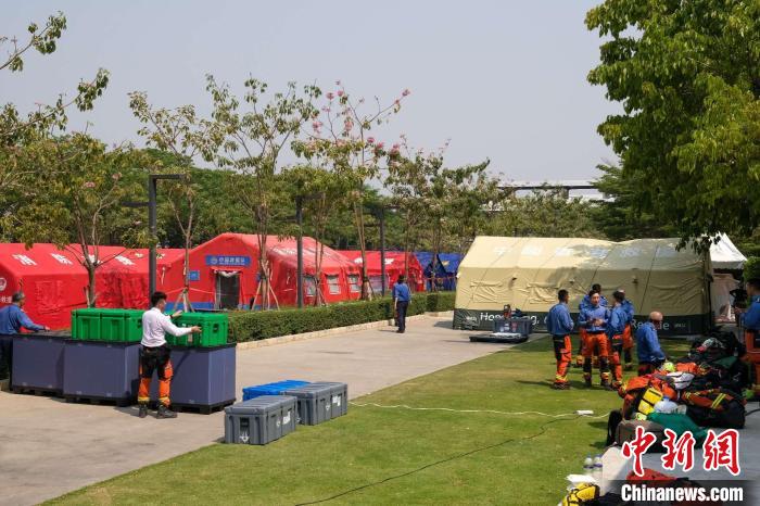 中國(guó)香港特區(qū)救援隊(duì)與中國(guó)救援隊(duì)在曼德勒會(huì)合