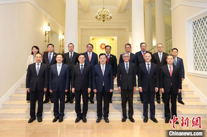 夏寶龍抵達(dá)香港 與李家超及特區(qū)政府高層官員座談