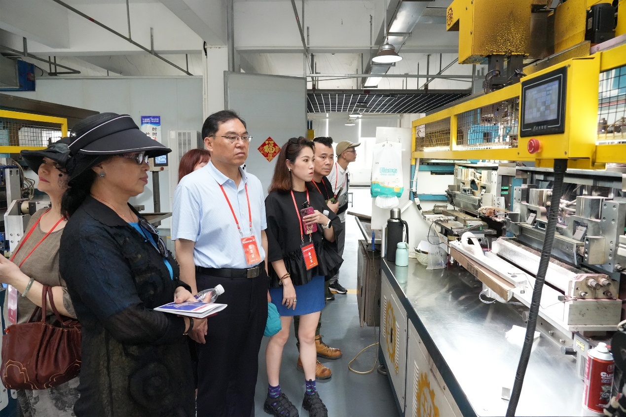 “小石頭”如何撬動全球大產(chǎn)業(yè)？海外華文媒體實(shí)地探訪“世界人工寶石之都”