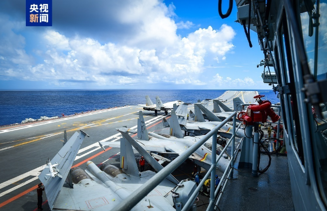 山東艦航母編隊(duì)抵達(dá)香港海域