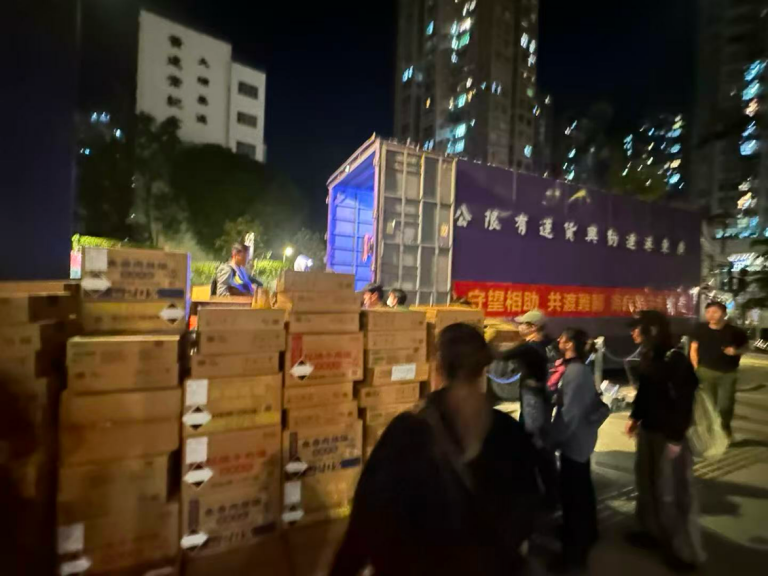 宏福苑五級火｜海底撈捐贈400萬元 為受災居民發(fā)放快餐食物